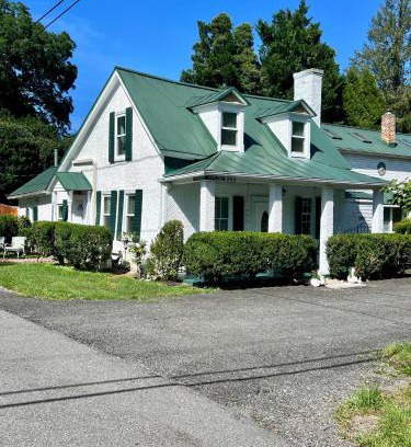 Washington House | Comfortable Stay at Across The INN: 3-Bed Colonial House