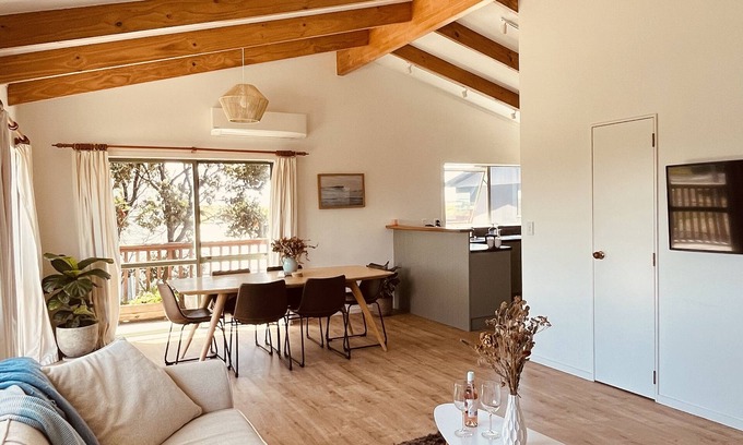 Papamoa Beach House | Beachfront Bliss: Family-Friendly Stay Near Papamoa