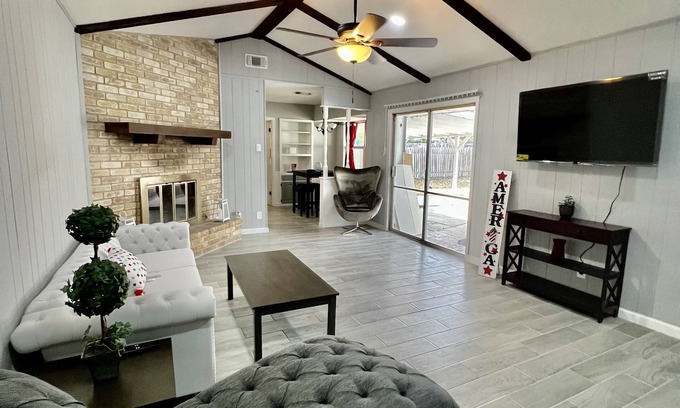 Universal City House | Delightful Ocean View Retreat: Your Next Home Awaits!