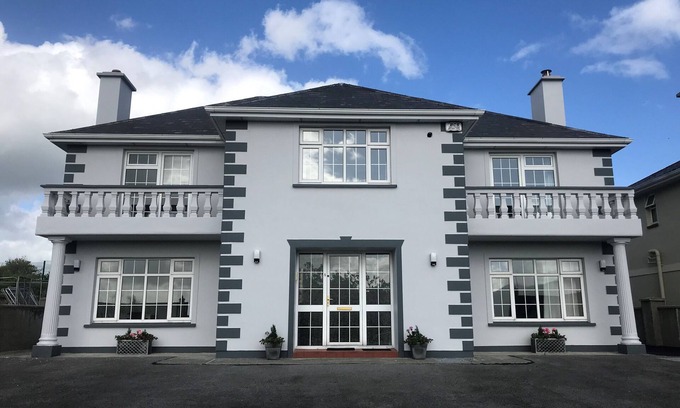 Killarney House | Elevated Comfort at Ad Astra House with Mountain Views
