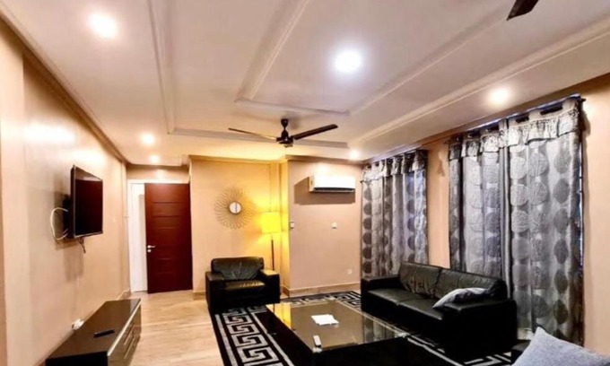 Kumasi Apartment | Explore AD Courts: Family-Friendly Retreat with Pool & Breakfast