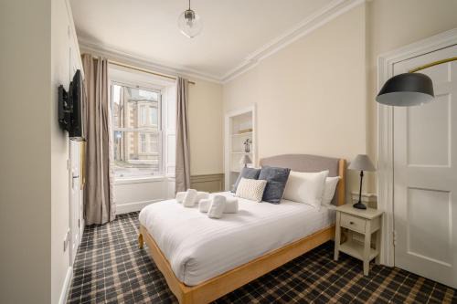 Tollcross House | Elegant Adam Drysdale House: 4-Star Getaway with Dining