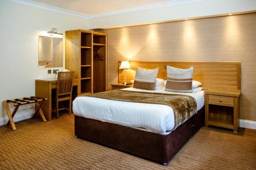 Crossford Hotel | Budget-Friendly Adamson Hotel with Family Amenities