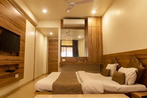 Bhopal Hotel | Budget-Friendly Stay at Adarsh Palace Hotel with Family Amenities