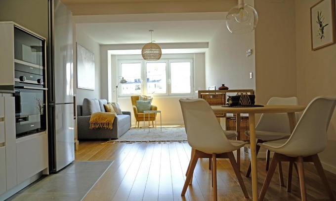 Lugo Apartment | Scenic Adarve Hotel: Parking & Wall Views Await You