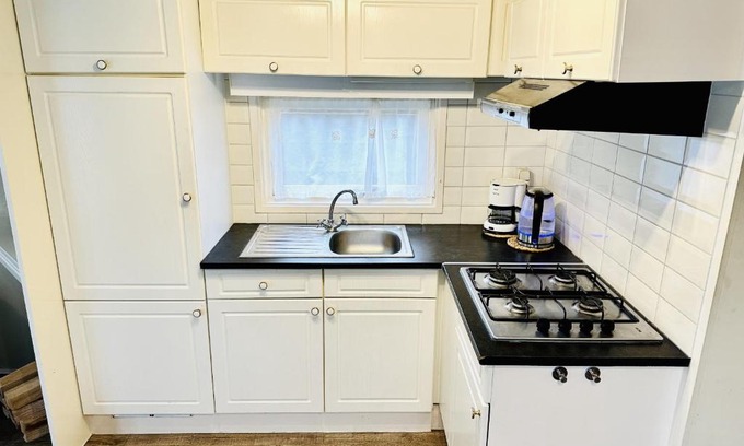Krachtighuizen House | Cozy Cottage for 2-3 Guests with Pet-Friendly Amenities