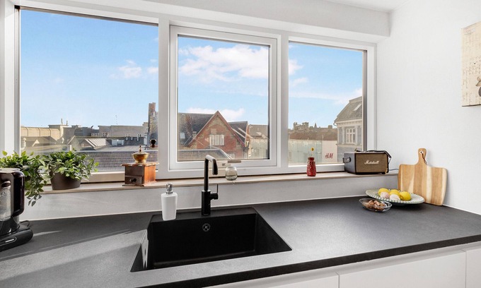 Aalborg Apartment | Stylish Penthouse: 3 Bedrooms in Heart of Aalborg