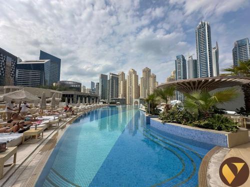 Dubai Marina Apartment | Address Marina - One Bedroom Apartment located 30th Floor with Marina Mall and Sheikh Zaid View and access to all amenities - attached to Dubai Marina Mall