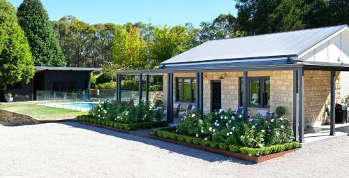 Summertown Villa | Enchanting Adelaide Hills Cottage with Scenic Views & Pool