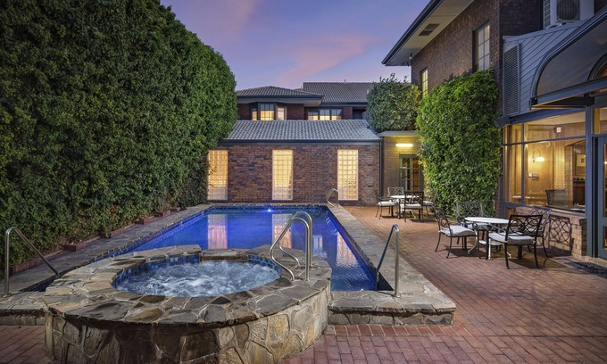 North Adelaide Hotel | Adelaide Inn: Family-Friendly Retreat with Pool & Spa