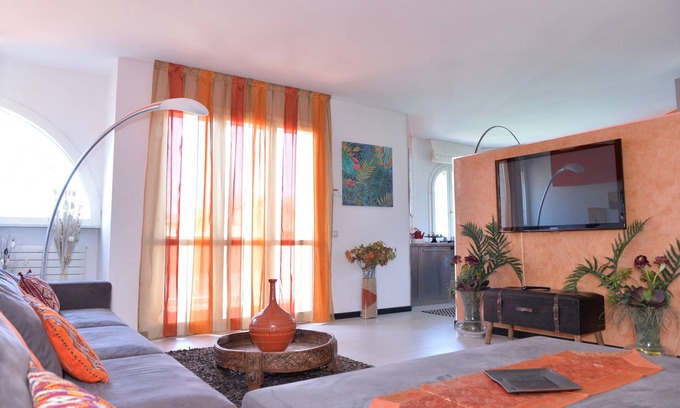 Luni House | Discover Adele's Garden: Family-Friendly Retreat with Kitchen