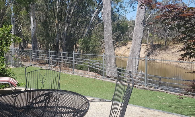 Echuca Apartment | Adelphi Apartment 6: Family-Friendly Retreat with Pool