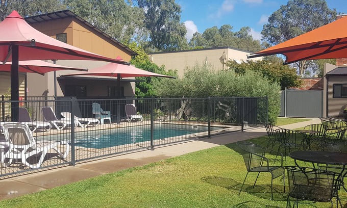 Echuca Apartment | Adelphi Apartment 6A: Guest Rated 10/10 with Pool & Breakfast