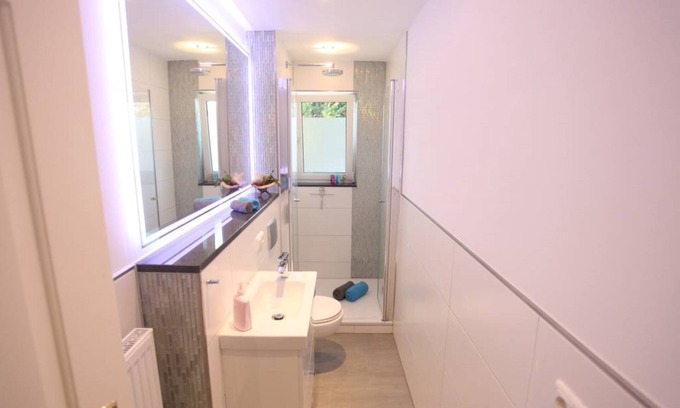 Adelsdorf Apartment | Modern Adelsdorf B & B with Garden View and Breakfast