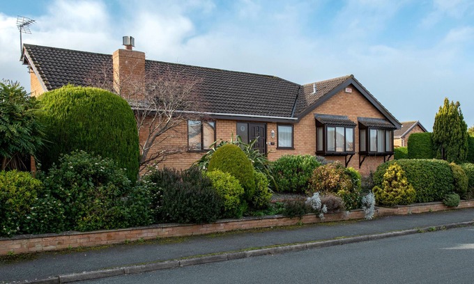 St George Cottage | Cozy Aderyn Du - Family-Friendly Cottage with Kitchen