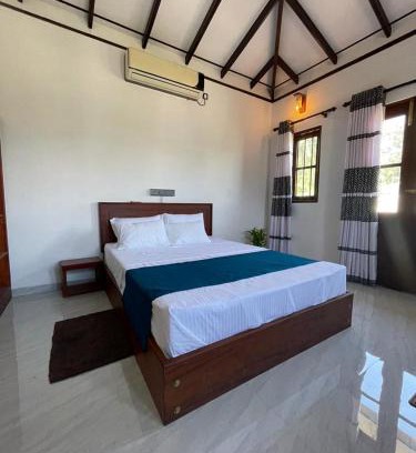Ambalangoda Apartment | Adhi Villa: Family-Friendly Retreat with Relaxing Hot Tub