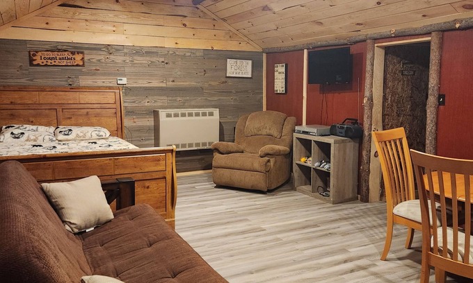 Croghan Cabin | Idyllic Adirondack Cabin Retreat by the Oswegatchie River