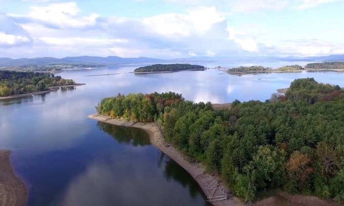 Gloversville Apartment | Inviting Adirondack Spirit: Family-Friendly Getaway with Kitchen