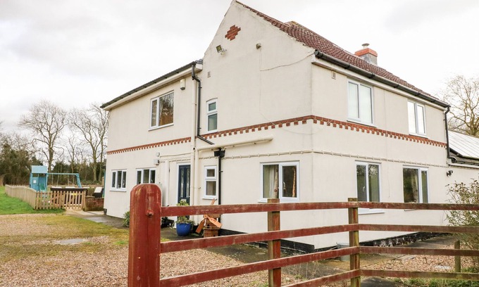 East Barkwith House | Family-Friendly Aditum Cottage with Hot Tub in Wragby