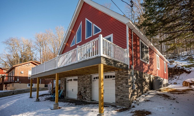 Old Forge Ski Chalet | Inviting chalet near marina with pet-friendly amenities