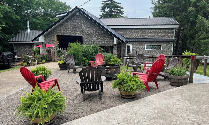 Star Lake House | Book Your Lakefront Escape with Free Raft & 10/10 Rating