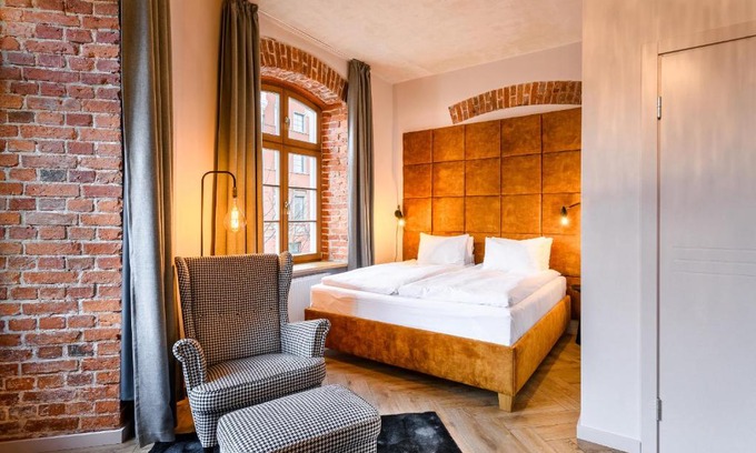Old Town Apartment | Adler Aparthotel: Family-Friendly Stay with Breakfast Included