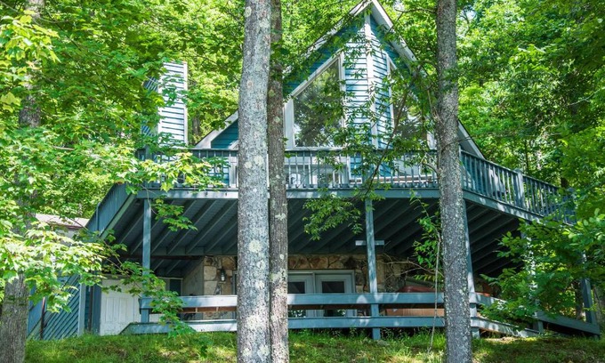 McHenry House | Adlerskron Four-Bedroom Holiday Home with Hot Tub & Kitchen