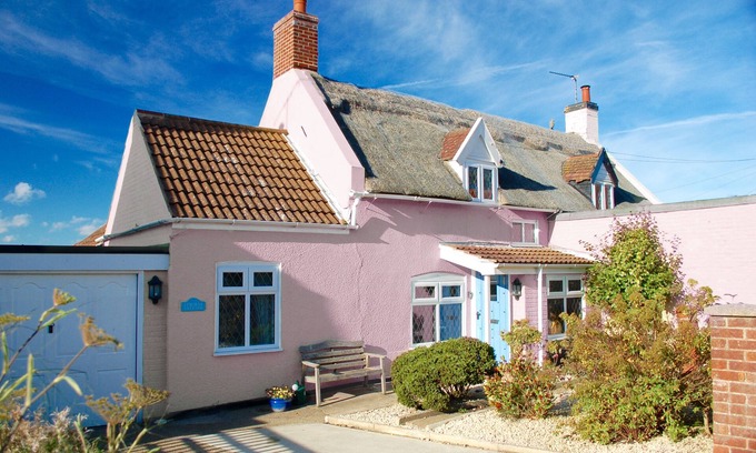 Winterton-on-Sea Cottage | Admiral Cottage: Cozy Thatched Retreat by the Sea