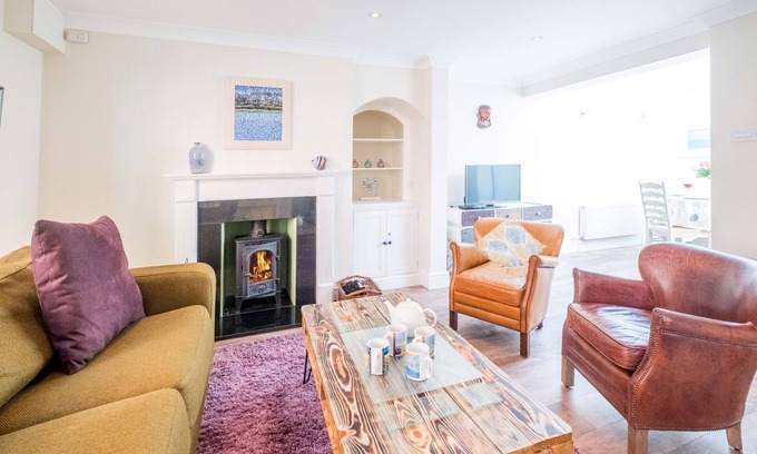Aldeburgh Cottage | Admiral Cottage: 10/10 Rated Getaway with Spa & Breakfast