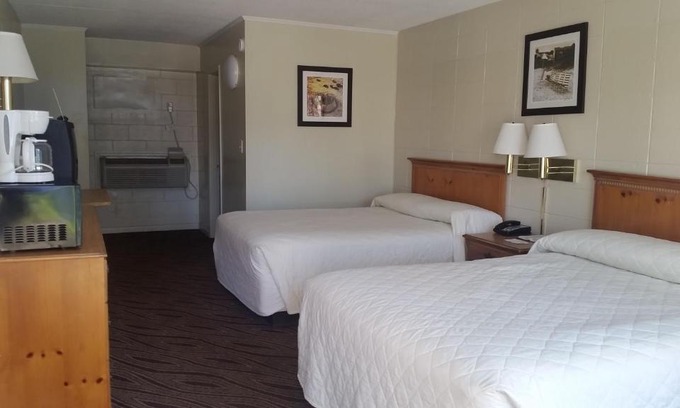 Downtown Myrtle Beach Hotel | Cozy Admiral Motor Inn with Oceanfront Pool Access