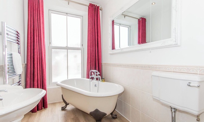 Plymouth Apartment | Guest Rated 10/10: Nelson by Pureserviced - Family & Pet Friendly