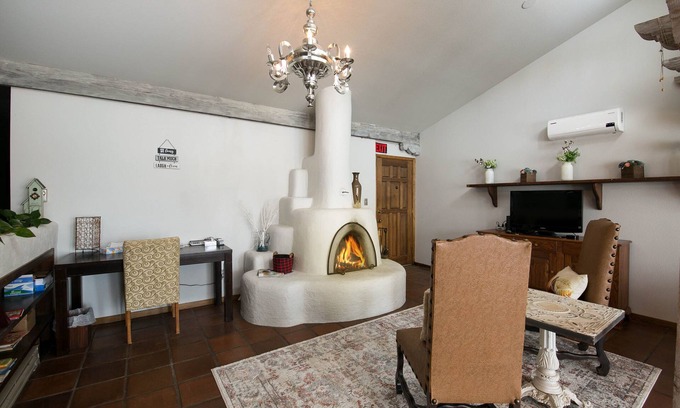 Buena Vista House | Pet-Friendly Adobe Inn: Ideal Location in the Heart of Town