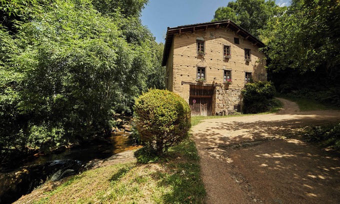 Aubusson-dʼAuvergne House | Adobe mill on the banks of a torrent - Near Lac d'Aubusson - rated 3*.