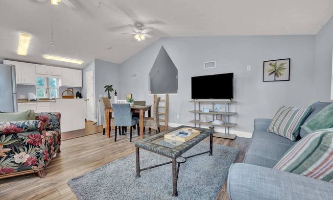 Lynn Haven House | Cozy 1 BDR with Full Kitchen and Laundry Amenities