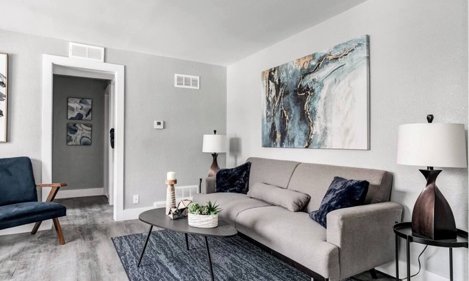Country Club Plaza Area Apartment | Inviting 1 Bedroom Condo Steps from Plaza Shops