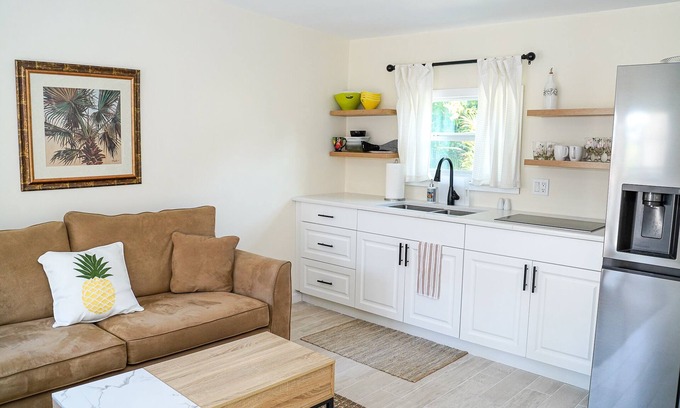 Poiciana Park II Apartment | Cozy 1 Bedroom Guest House in Downtown WPB - Rated 9/10