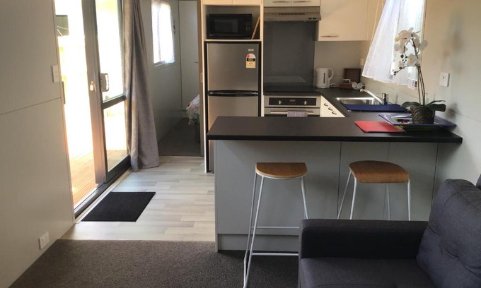 Lower Hutt Bed & Breakfast | Cozy 1-Bedroom Guesthouse with Deck and Hot Tub