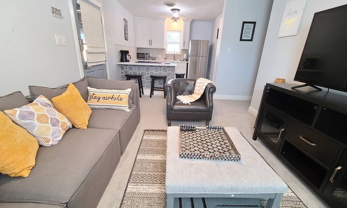 Dallas Apartment | Charming 1-Bedroom Guesthouse with Spa and Free Parking