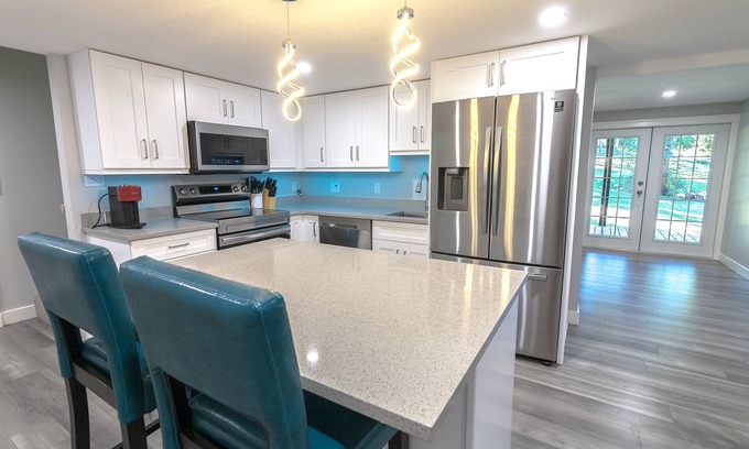 Campbell River Apartment | Charming 2 Bedroom Retreat with Spa & Breakfast Included