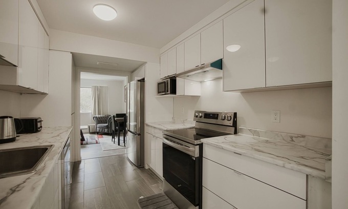Hope House | Cozy 2 Bedroom Suite with Free Parking for Families