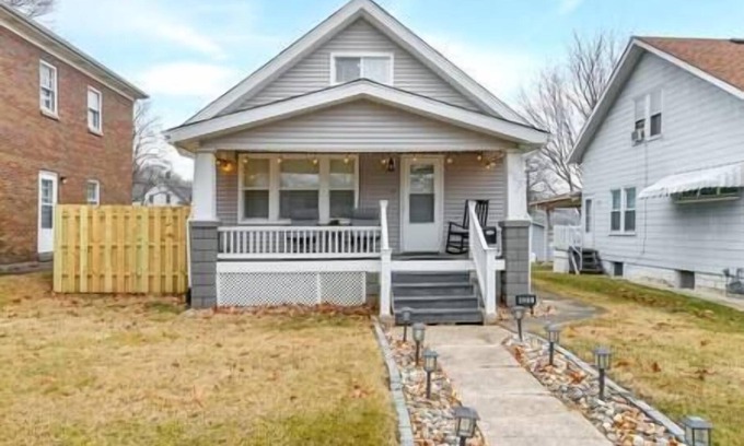 Moline House | Charming 2BR Bungalow Near John Deere & Vibrant Arena