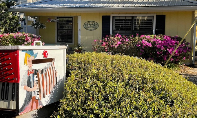 Saint Simons Island House | Cozy Retreat: The Squeezebox Cottage with Pet-Friendly Perks