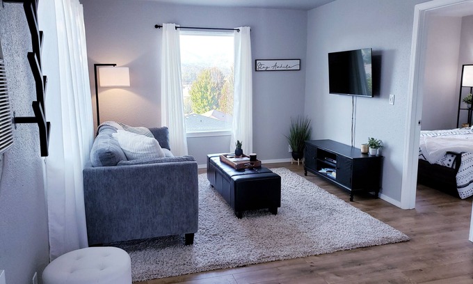 Grants Pass House | Cozy Private Guest Home Near Hospital - Rated 10/10