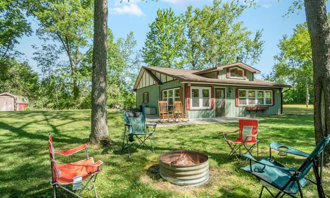 Au Gres House | Idyllic Cabin by Schnitzelbank Creek with Private Beach Access