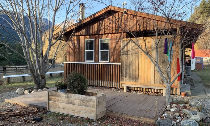 Boston Bar Cabin | Cozy Cabin Retreat on a Scenic Mountainside Farm