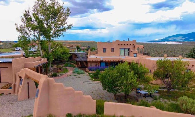 Taos Cabin | Charming Casita in The Enchanted Circle - Pet Friendly Stay