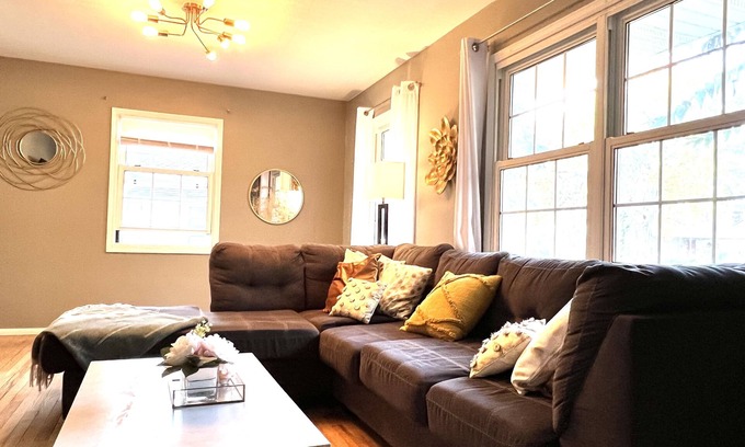 West Lafayette House | Charming 4Bd2Ba Cottage Near Purdue with Game Arcade!