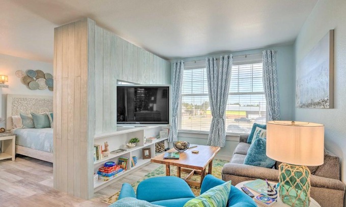 Long Beach Apartment | Charming Downtown Studio Steps from Long Beach - Guest Rated 9.8
