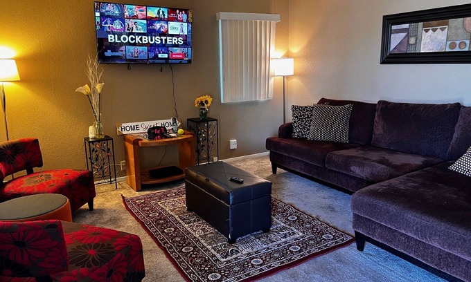 Stockton House | Cozy Family Retreat with Spa and Breakfast Included