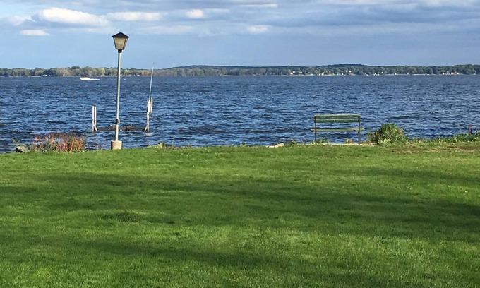Lake Koshkonong House | Beautiful Lakefront Home with Kayaks & Pool Access